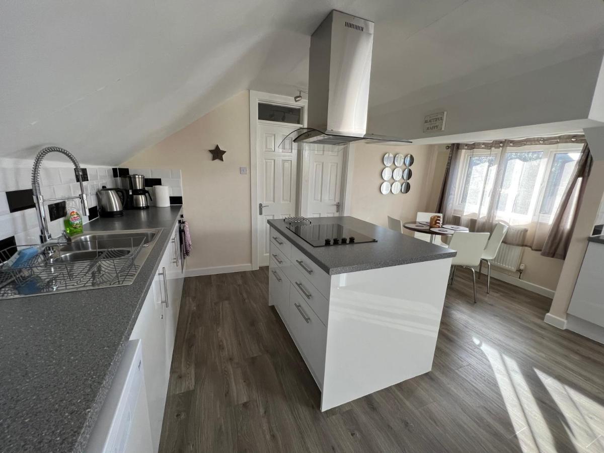 Edge Of Glastonbury And Street Town Centre, 2Bd Apt With Parking Apartment Exterior photo